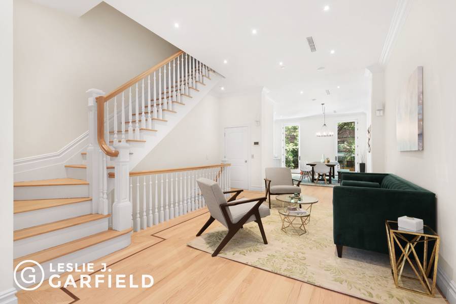 29 Schermerhorn Street is a mint condition townhouse located on a tree lined block in Brooklyn Heights.