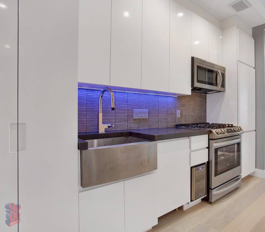 Lower East Side: 2 Bedroom Apartment with Washer Dryer