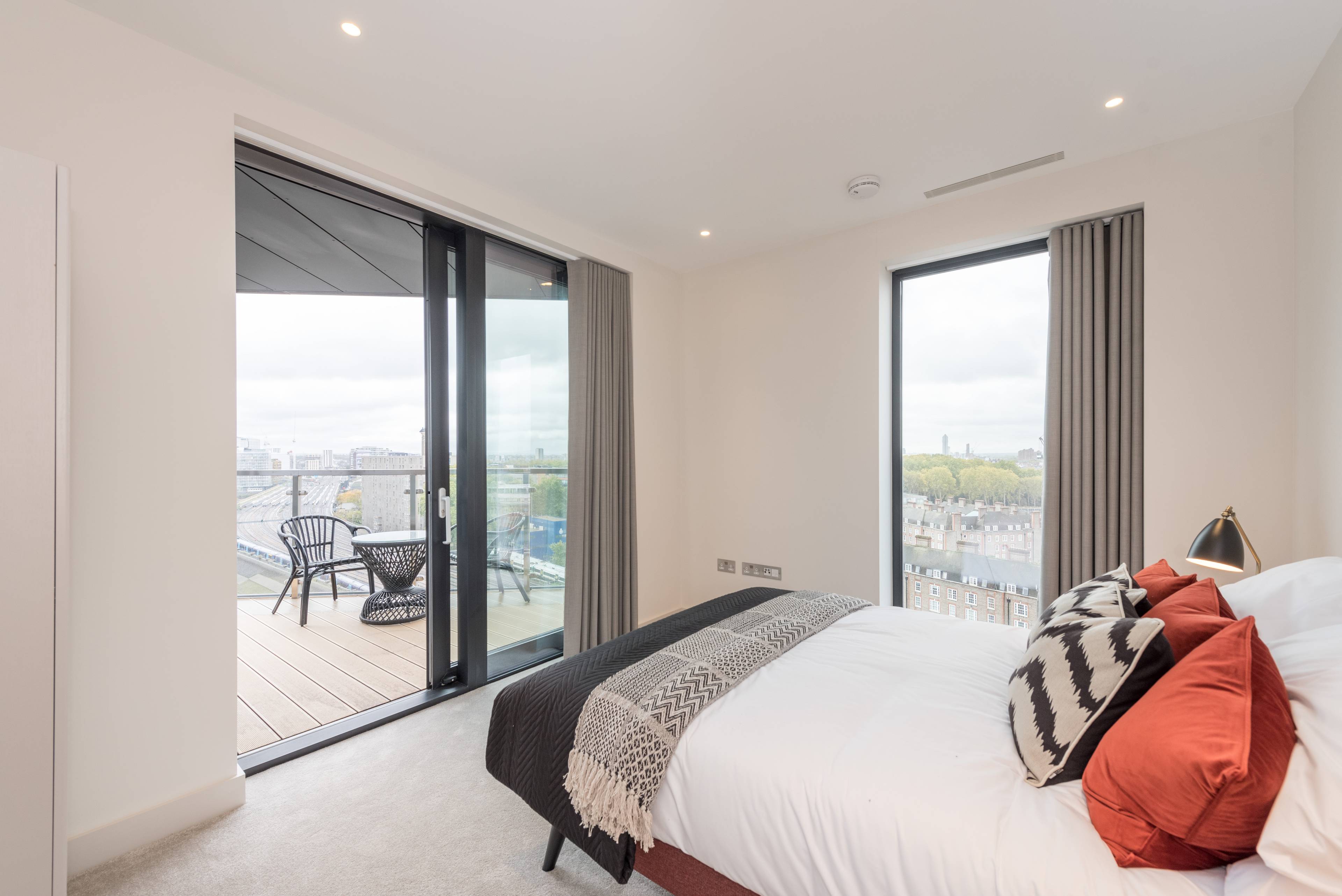Luxury two bedroom apartment - Sutherland Street SW1
