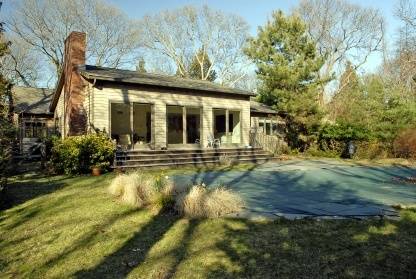East Hampton, 4 Bedrooms, 3.5 Bathrooms, Home with Pool in Private Gardiners Bay Beach Community