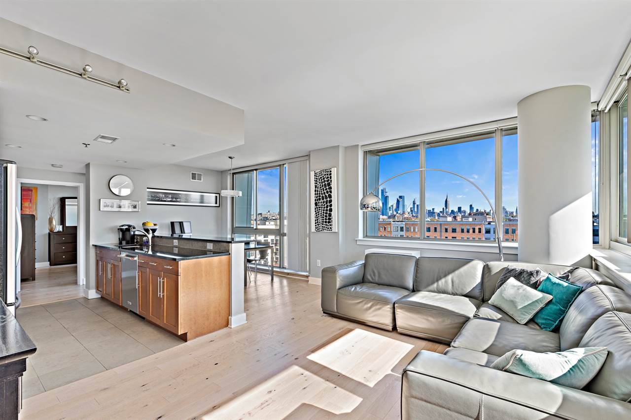 Luxurious South-East Corner Unit With Manhattan views!