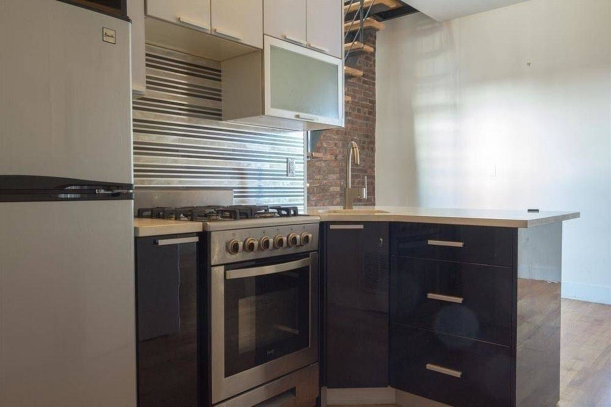 Spacious 5 Bedroom  Duplex with Backyard, washer/dryer in unit!