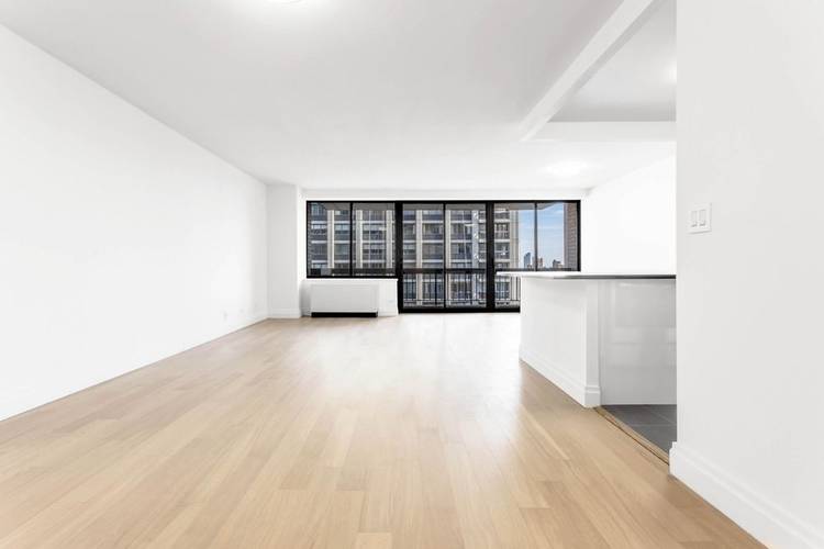 ** E.72 st .LUXURY  ** Three Bedrooms 2.5 Bath  1900SF  - PRIME UES - Gym/Doorman - WOW!!!