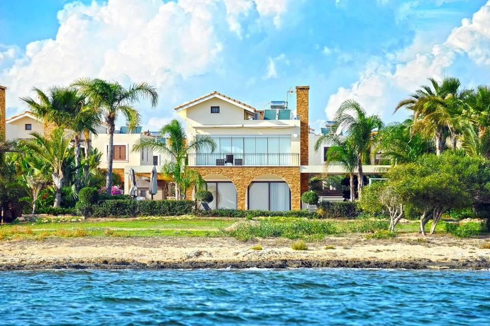 BEAUTIFUL SEAFRONT VILLA