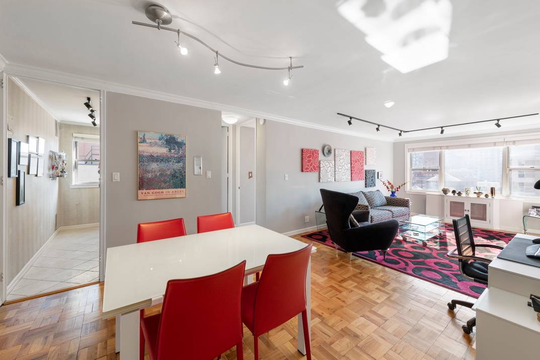 Sun-drenched & Spacious Corner 1 Bed in Murray Hill