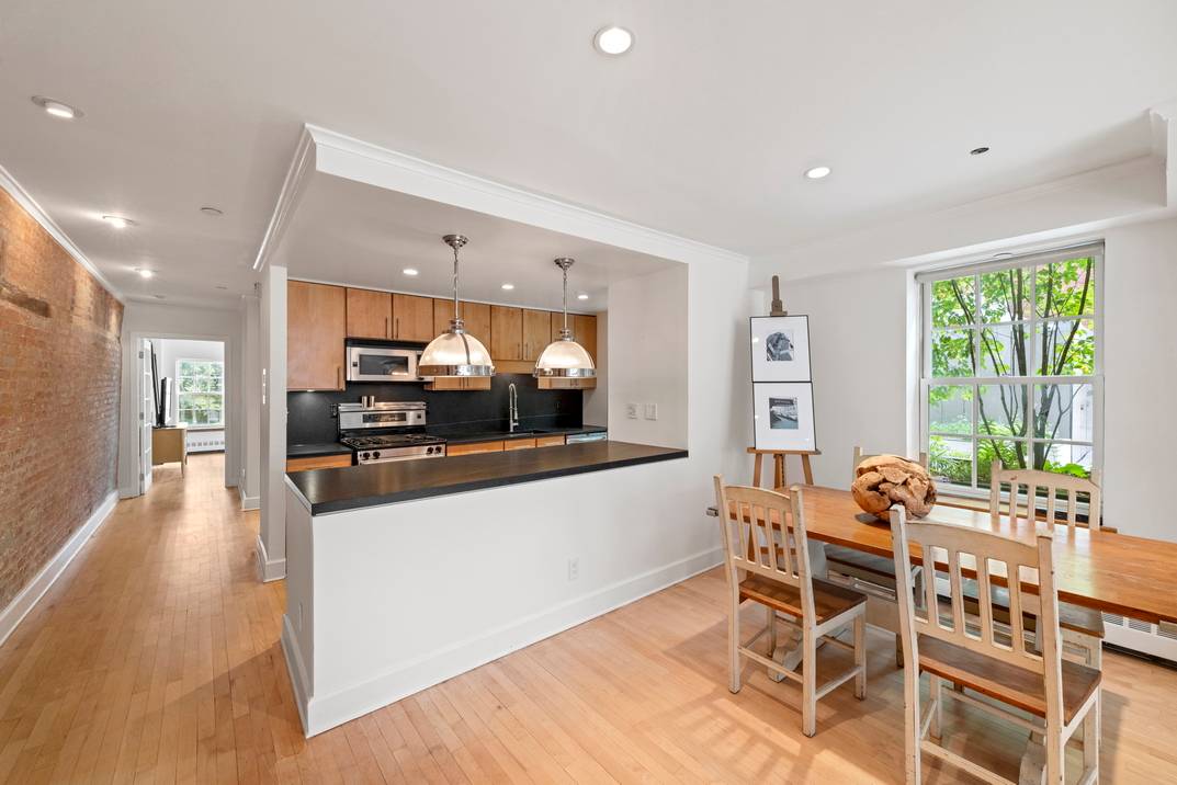 1 Bed Condo w. Wood Burning Fireplace in the Heart of the Seaport District