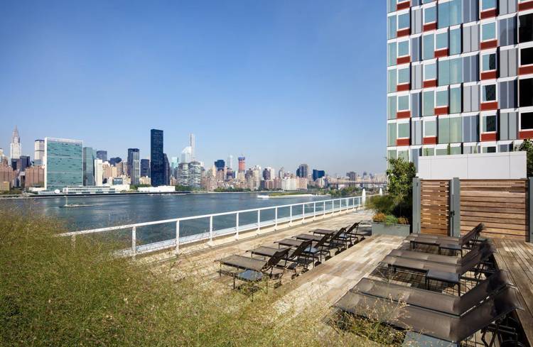 Waterfront Location! Amazing Large One Bedroom* Full Luxury Building with Stunning City Views!!