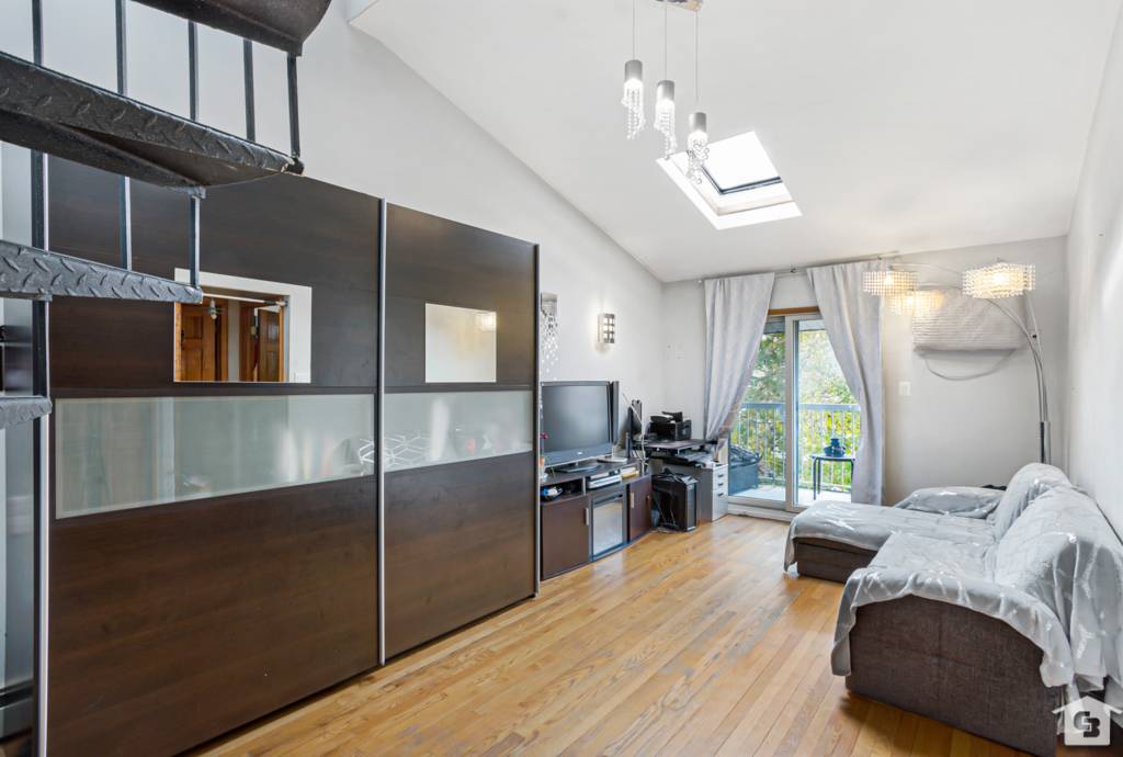 A deal like no other, well maintained and bright 2 bedroom duplex condominium 783sq ft located in the heart of Sheepshead Bay.