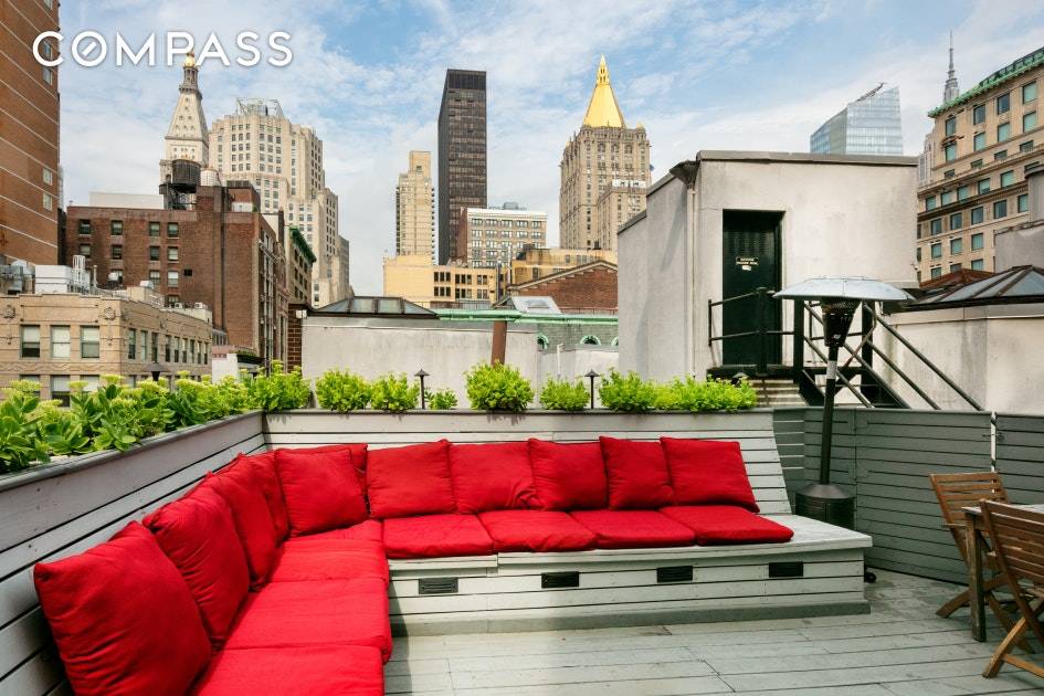 Wonderfully located top floor, 2br duplex unit with spectacular PRIVATE roofdeck perfect for entertaining.