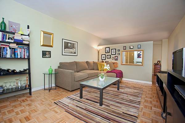 MURRAY HILL; ENORMOUS  JR 1  - RECENTLY RENOVATED KITCHEN AND BATHROOM - CLOSET SPACE GALORE!