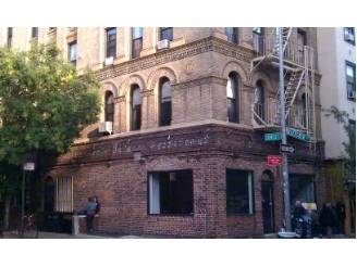 *LARGE CORNER SPACE*Busy, busy, busy Bleecker St*