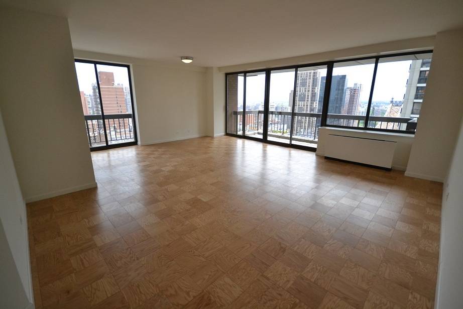 **J-4 with Balcony Residence . 24hr Doorman. Pool and Gym. Lounge and Terrace. Superb Location