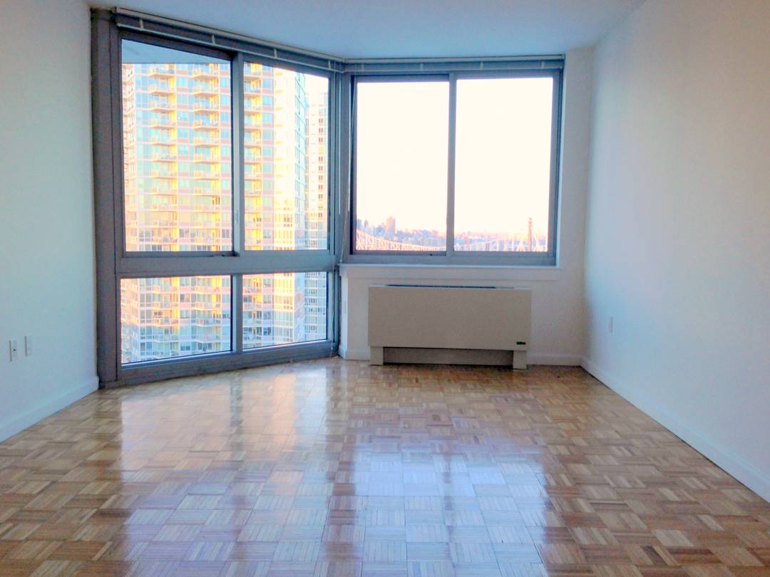 ★★★LUXURY LONG ISLAND CITY. 1 Br /1 Bth .24Hr Doorman, Pool , Health Club , Lounges  SPECTACULAR AMENETIES.5min to Manhattan