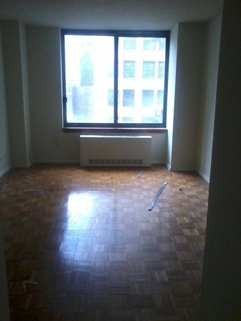 BALCONY..DOORMAN..W/ ROOF DECK....EASY FLEX 3..PRIME LOCATION.