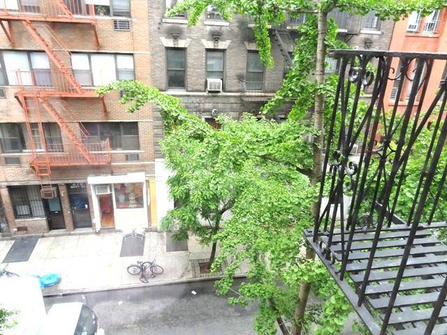 King Sized One Bedroom in Beautiful Soho!!! Tree Lined Block!! Close to All!