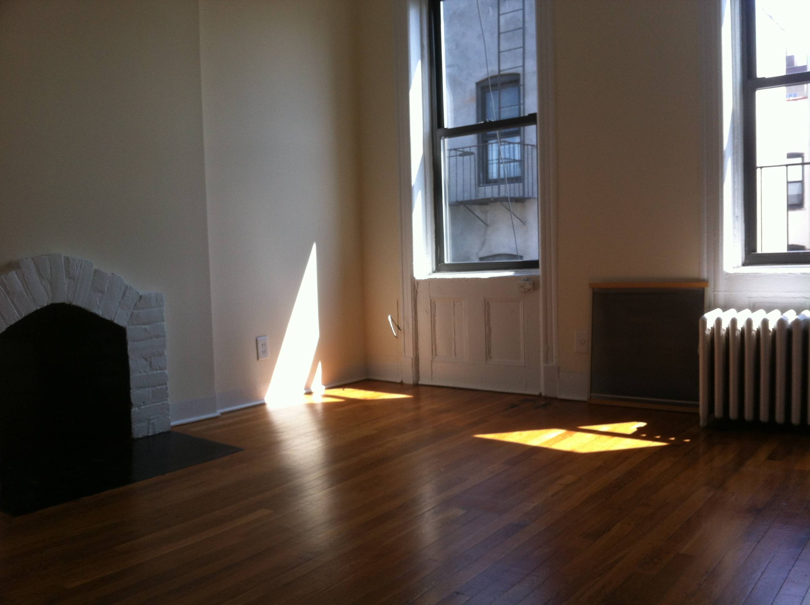 WOW !!! Immaculate and Superb Large 1 Br. Apt In Low- Rise Prewar Bldg . Downtown West. Village