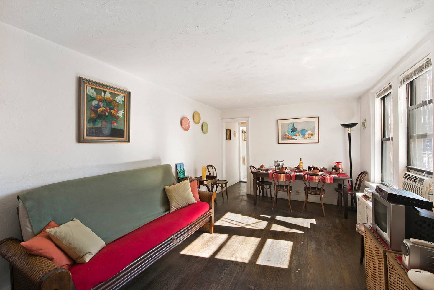 SUTTON PLACE TOP FLOOR SUNSPLASHED STUDIO PIED-A-TERRE / PERFECT STARTER