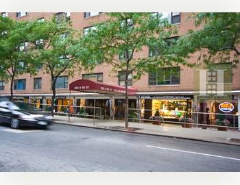 **220 E.60** Large One Bedroom*DM*GARAGE*1/2 BLOCK TO ALL THE TRAINS*