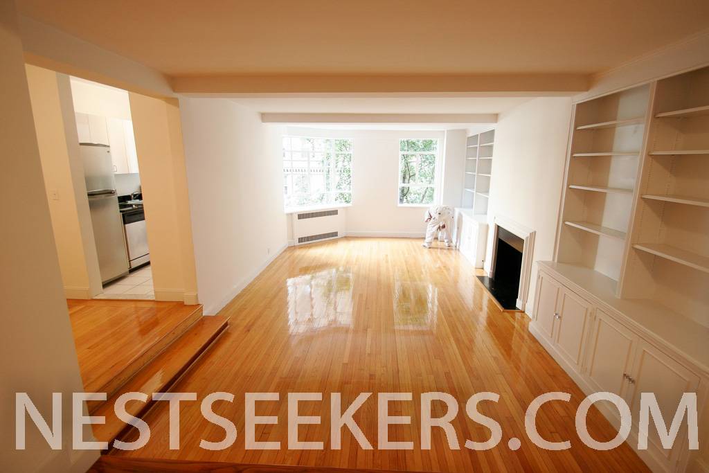 Greenwich Village - 5th Ave Luxury // Sprawling 2 Bedroom // Sunken Livingroom and Fireplace // Doorman