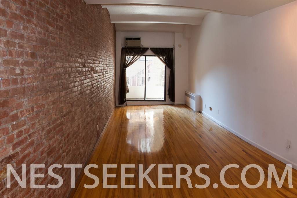 Union Sq Loft with Balcony // Elevator Laundry // High Ceilings and Exposed Brick