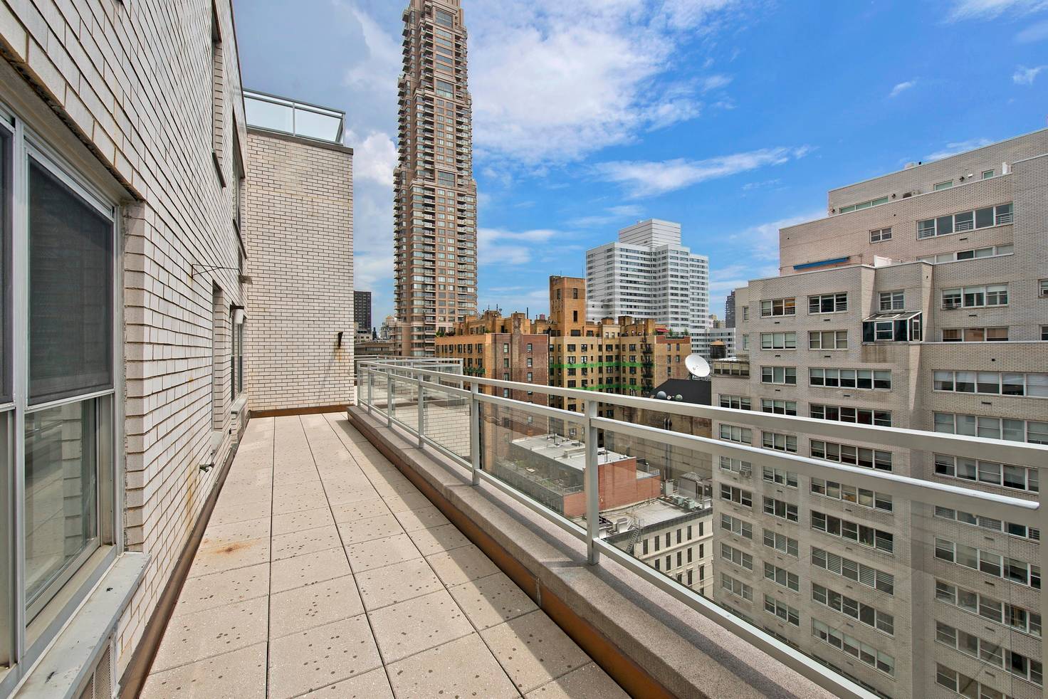  2 Wrap-Terraces COZY 2BEDROOM FOR EXECUTIVE PIED-A-TERRE / BACHELOR PAD / LOVE NEST PRIME LENOX HILL Sunny, Elegantly Renovated, W/D, Concierge, Garage & Gym in Premier White Glove Building 