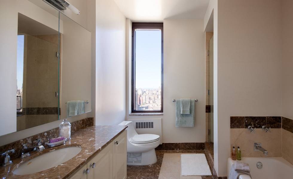 3 BR AND 2 BATH**STRIKING CITY VIEW**--DOORMAN BUILDING--POOL--GYM--LOUNGE--VALET SERVICE--GREAT UPPER EAST LOCATION.