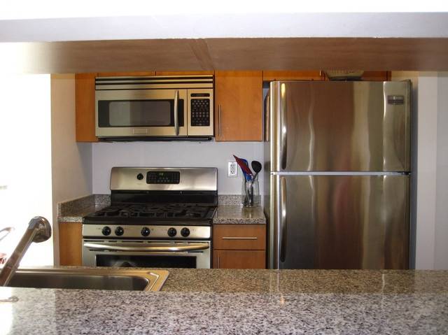NO FEE- $1,000 Security 2 Bed/ 2 Bath in Financial District 