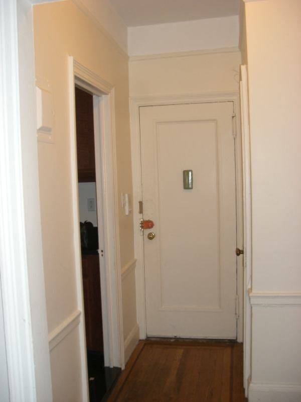Luxurious & Fabulous Studio Apt In Full Service Post War Elevator Bldg* Quality Living!! Will Not Last: 