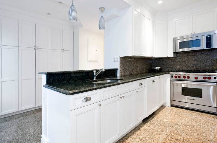 GREENWICH VILLAGE 2 BEDROOM AND 2 BATHROOM DUPLEX LOFT WITH RIVER VIEWS. LUXURY AMENITIES. HIGH CEILINGS AND SKYLIGHT. PRIVATE TERRACE. 1350 SF.