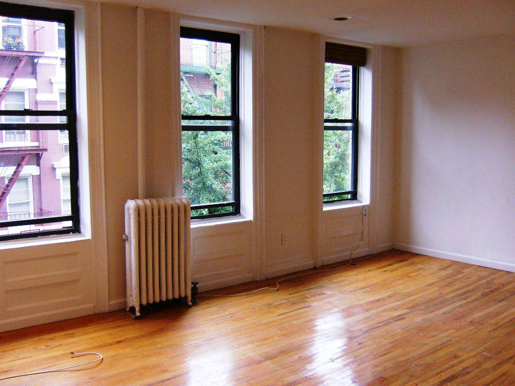 Price just reduced! XXL Sunny 2 bedroom in West Village with a Dishwasher