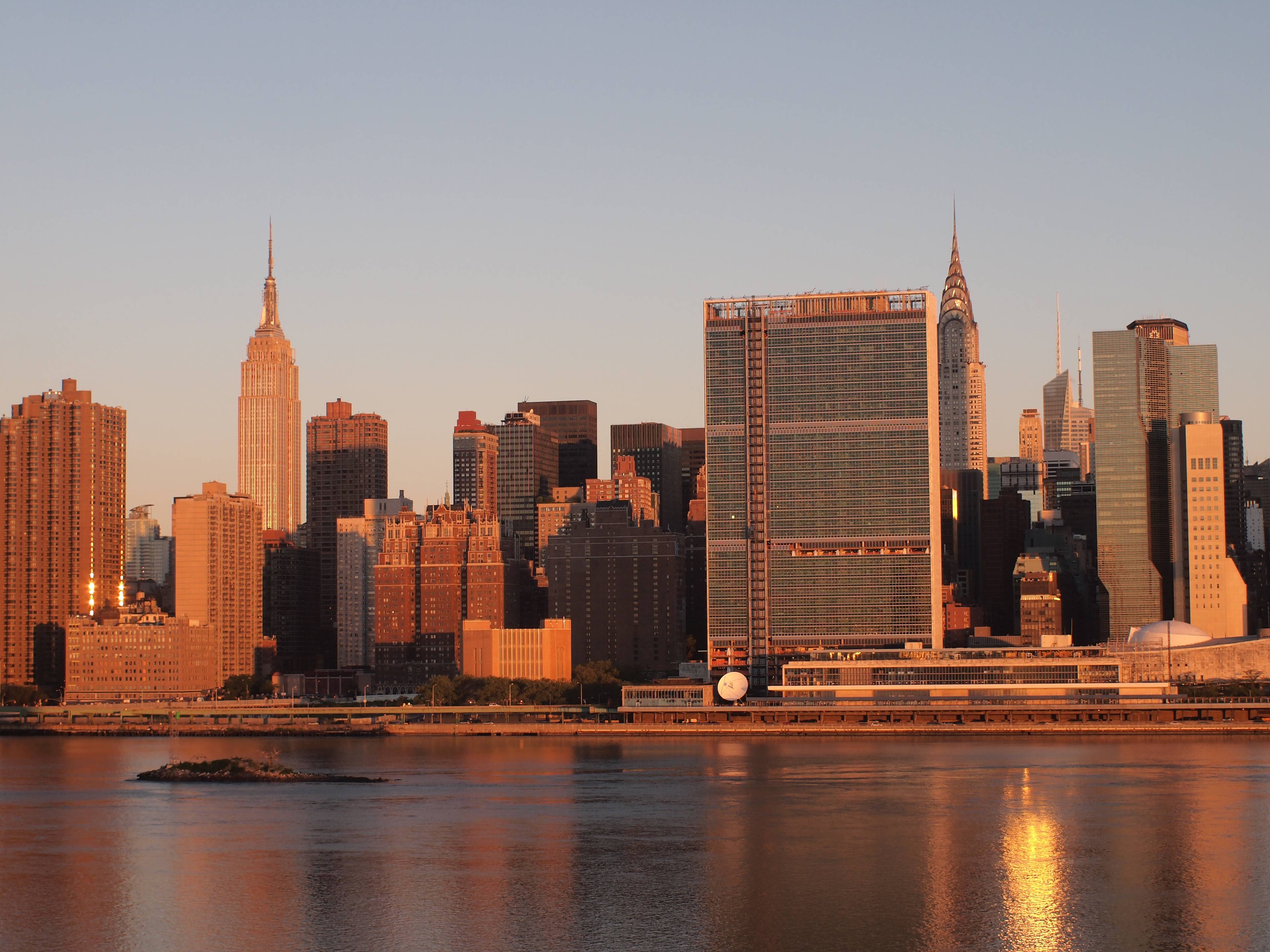 NO FEE!! Low-priced 2BR/2BR with Manhattan Views in Luxury Building!  Long Island City