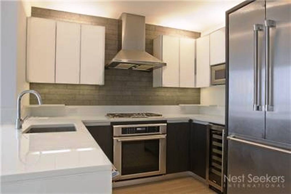 Presttine 2 Bedroom. 2. 5 Bath  Full Service Condo just Steps to Central Park. Open Chef's Kitchen