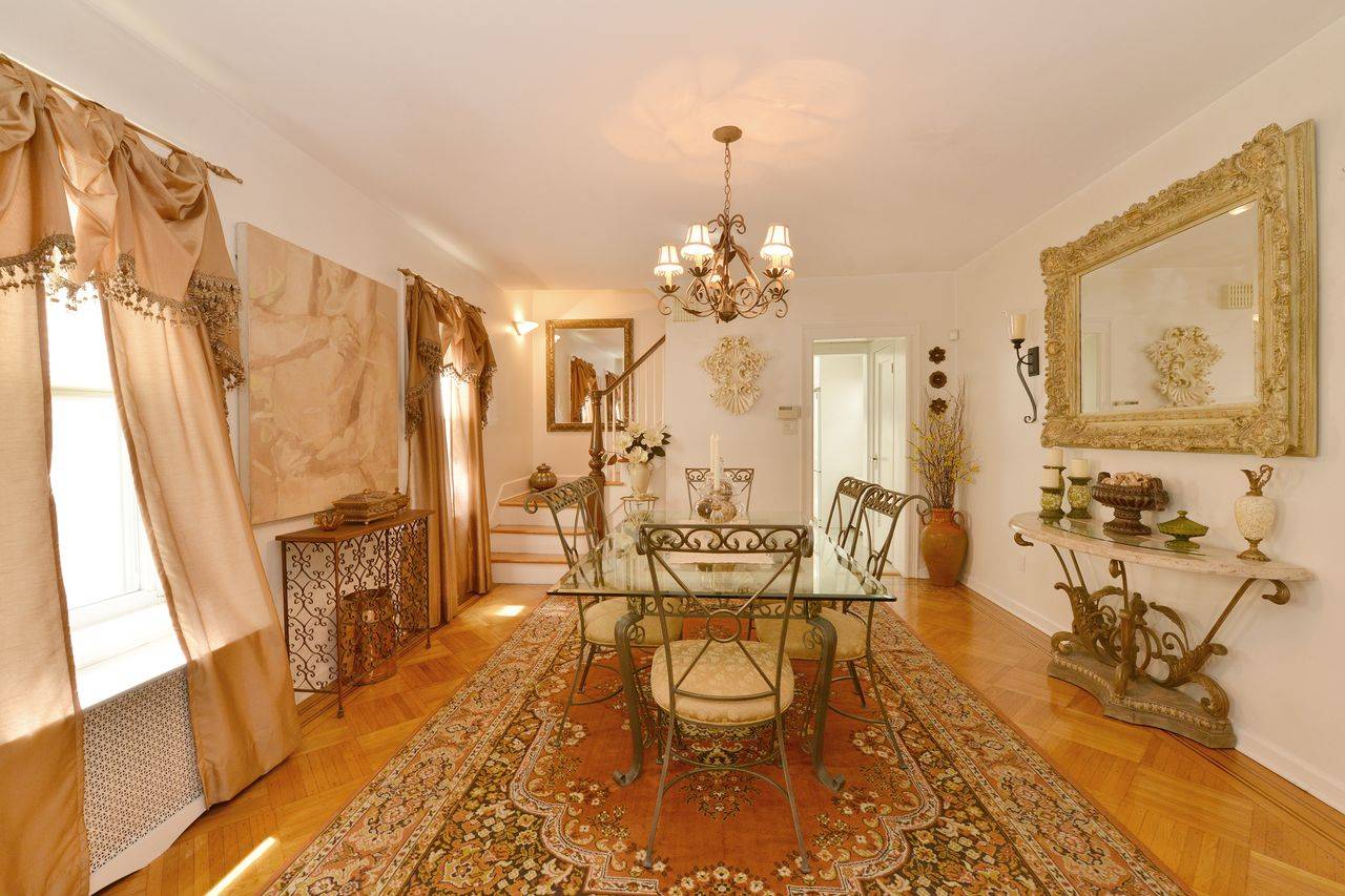 CHARMING 3 BEDROOM DETACHED HOME IN DYKER HEIGHTS. 