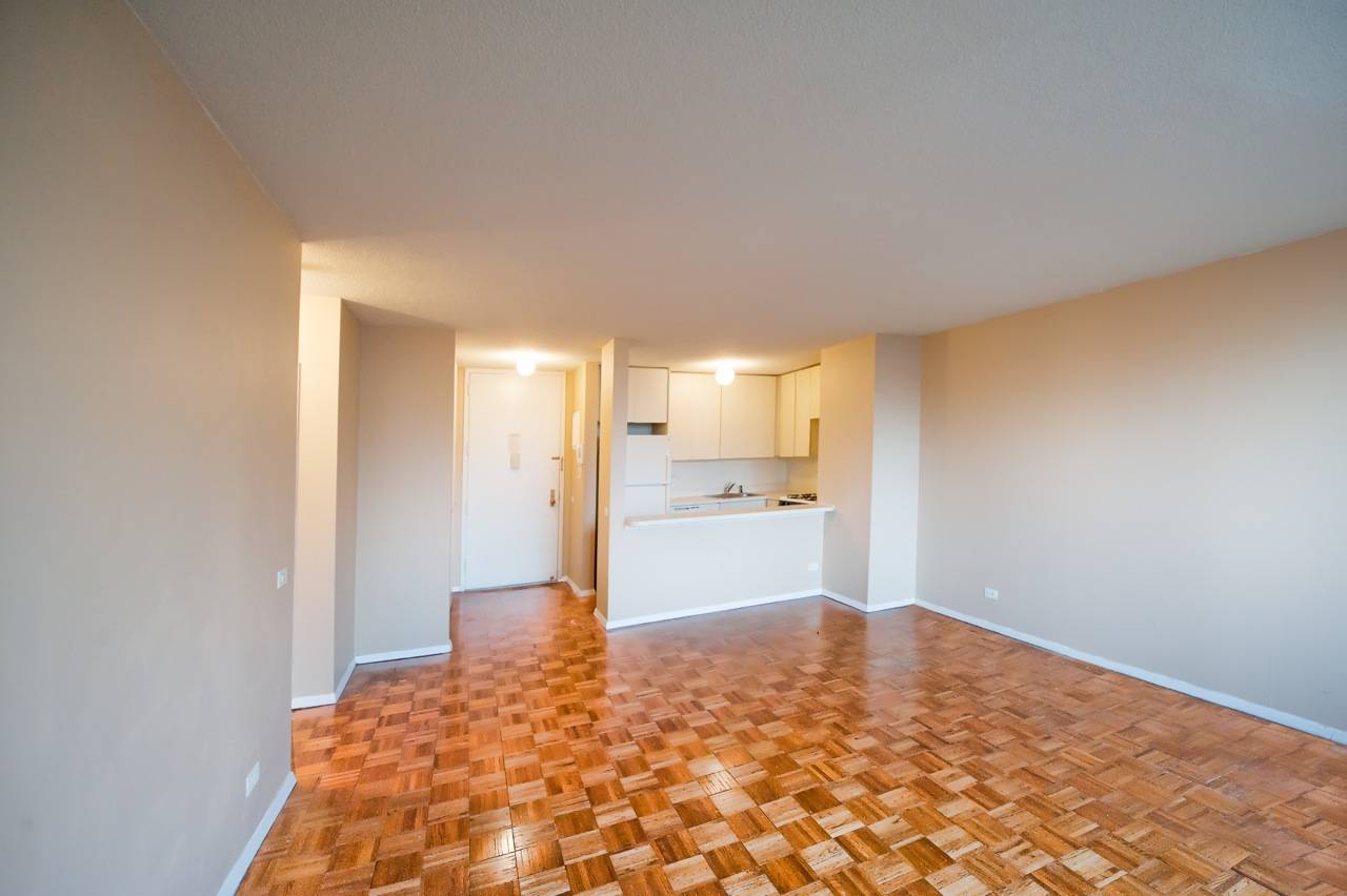2BATH,1600 SQUARE FEET ,DOORMAN**STEPS FROM MACY'S**PATH TRAIN**EMPIRE ESTATE BUILDING**KOREANTOWN**