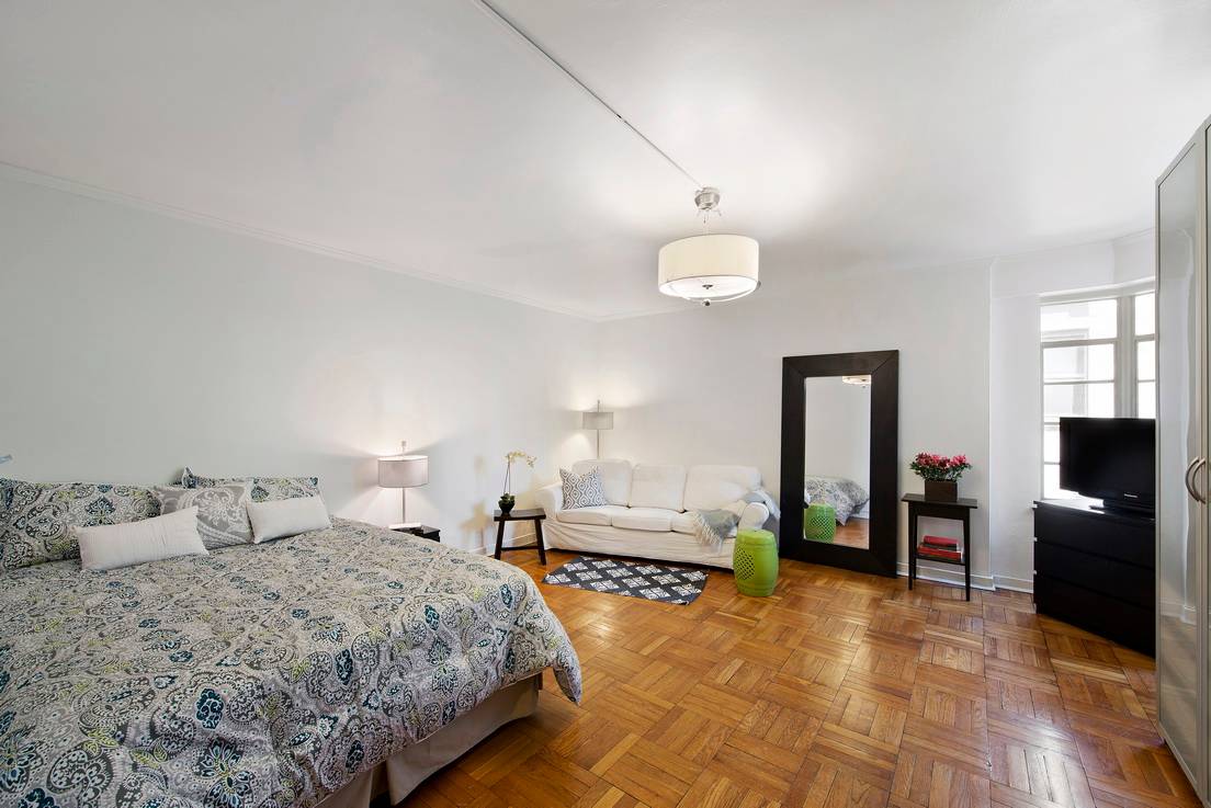 Brooklyn Heights Charmer! Full Service Buliding Studio