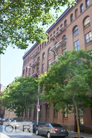 GRAND CHELSEA ONE BEDROOM DUPLEX. HOME OFFICE. LOTS OF CLOSET SPACE. WALK IN CLOSET, OVERSIZED WINDOWS AND LAUNDRY IN BUILDING
