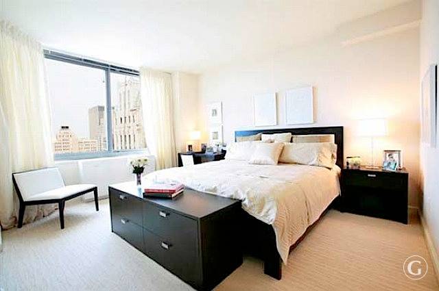 HUGE Luxury 1 Bedroom,1 Marble Bathroom in the Financial District. Convertible to 2 bdrm. Granite Kitchen! Walk-in closet, Washer/Dryer. 