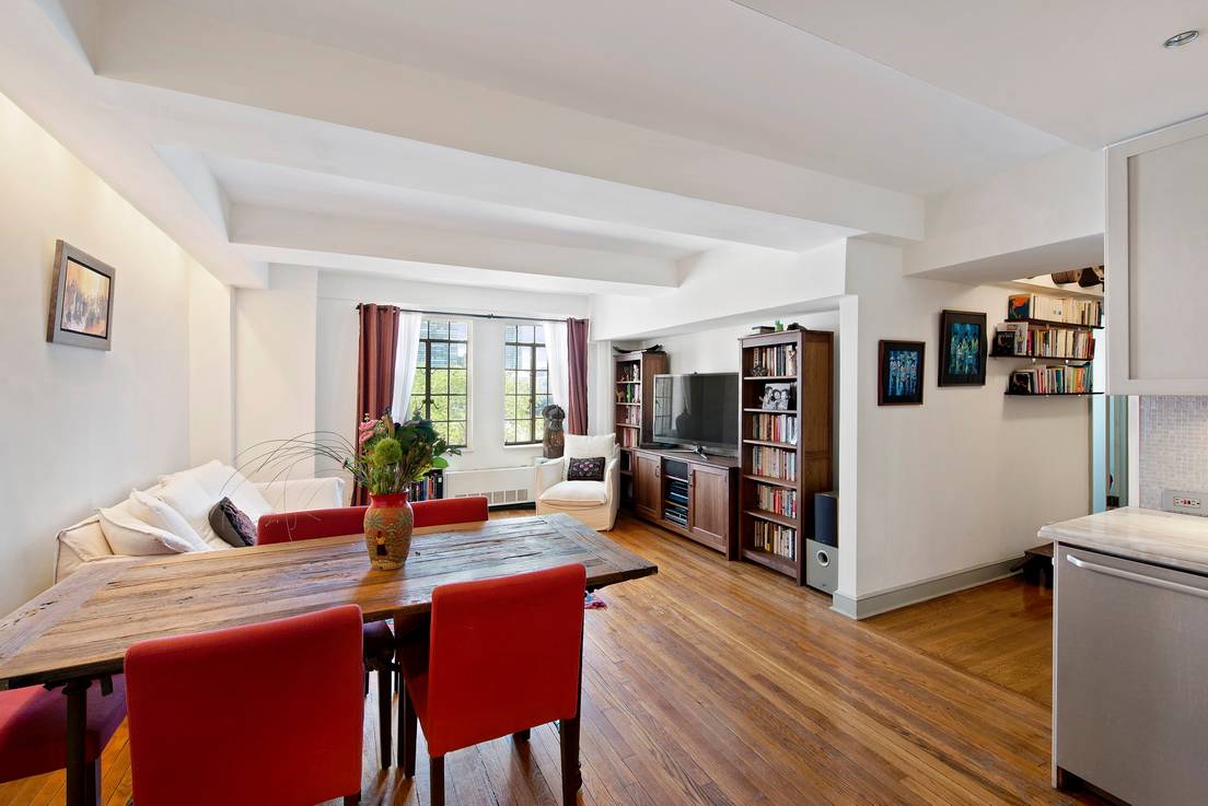 Sprawling 3 Bedroom with River Views in Tudor City!