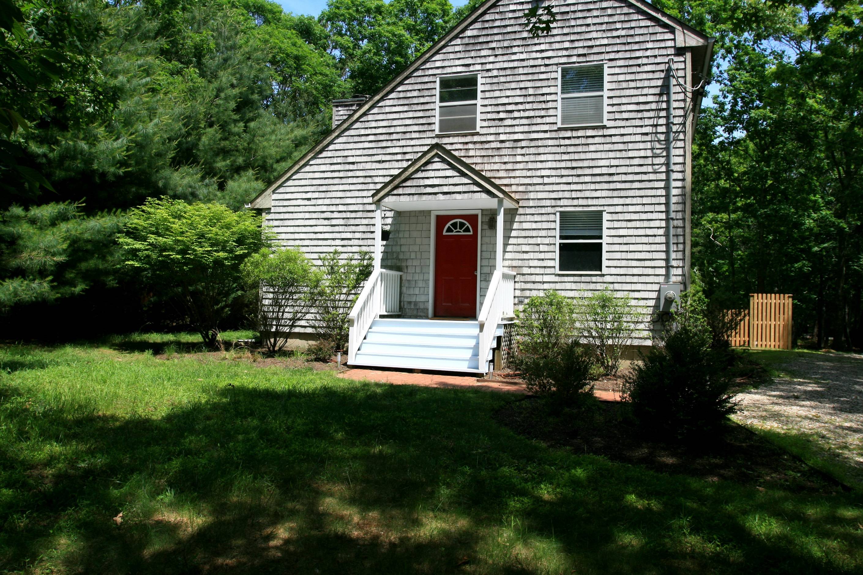 3 BEDROOMS, 2 BATHS SALTBOX WITH POOL - EAST HAMPTON