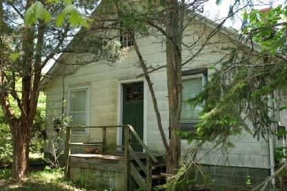 RENOVATION READY HOUSE ON LARGE LOT