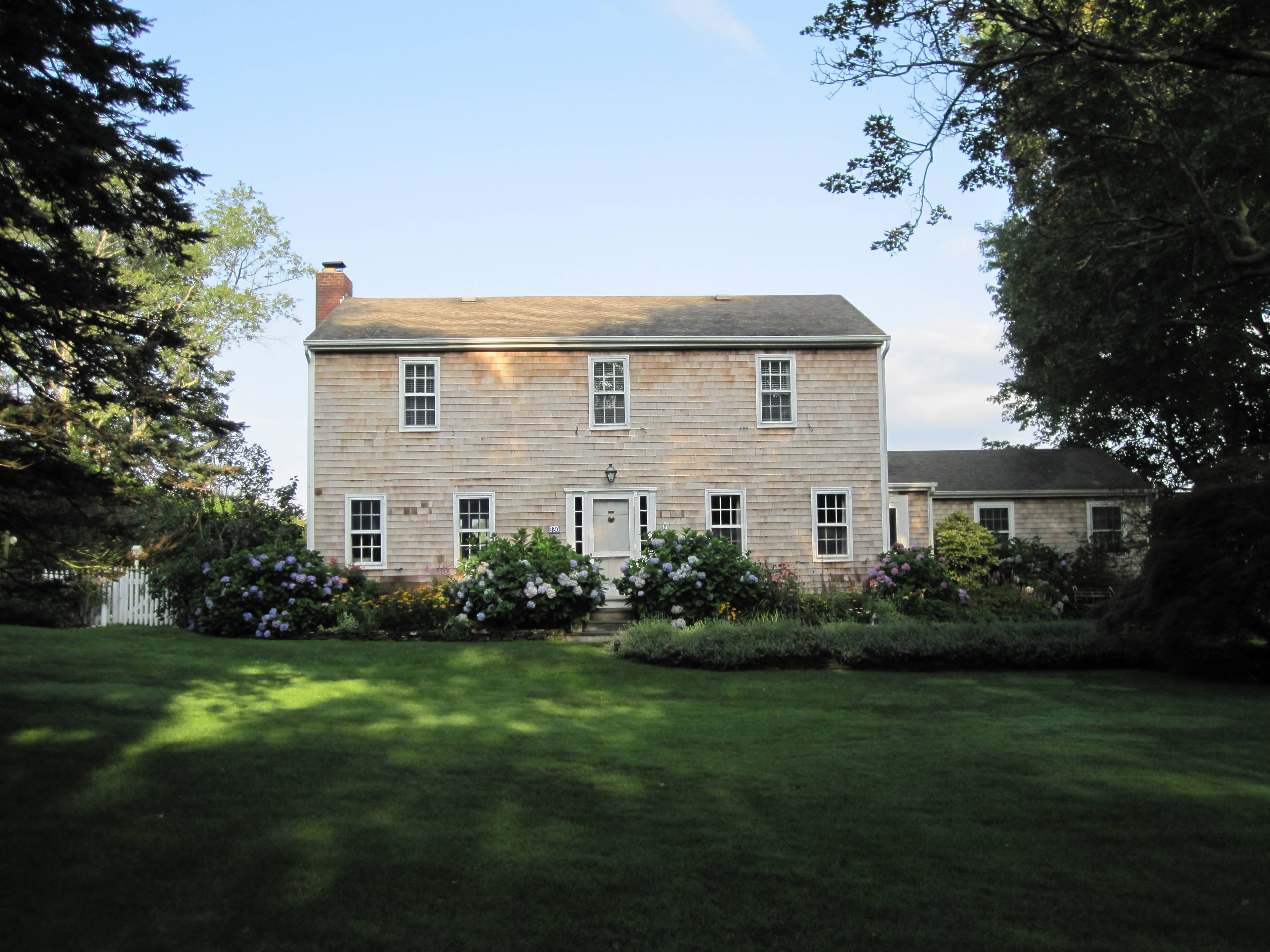 BRIDGEHAMPTONS CHIC HOUSE AND GARDEN SOUTH OF HIGHWAY