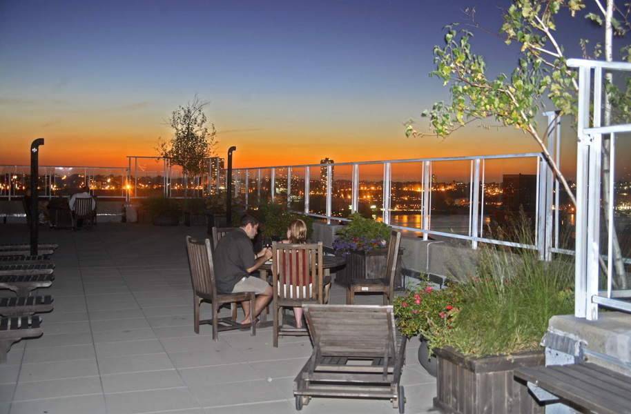 RIVER VIEWS AND THREE EXPOSURES! MINT FLEX 3 WITH WOOD BURNING FIREPACE IN W 80'S FSB!!
