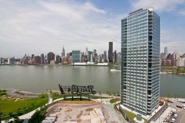 Long Island City: 1 Bedroom 1 Bathroom. Doorman, Swimming Pool, Sundeck. 7 Train to Grand Central. No Broker Fee.
