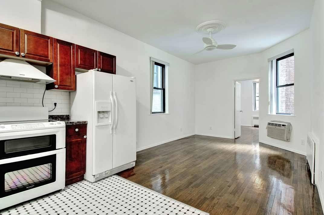 LOCATION LOCATION LOCATION $3995 2BA/1BATH PRIME LOCATION COLUMBUS CIRCLE