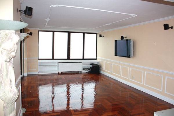 Distinctive 3 BR apartment with balcony – Luxury Condo Building with 24 Hr. Concierge, Gym/Fitness Center, Garage, Swimming Pool,  Bike Room, Courtyard, Garden, Basketball Court, Rooftop Deck