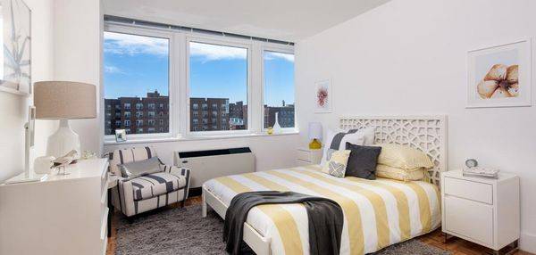 ★★★ LIC LUXURY Two BR 2 Bath Condo Style Finishes .  Washer & Dryer in UNIT.24Hr Doorman, SPECTACULAR AMENETIES. 5 min to MIdtown Manhattan