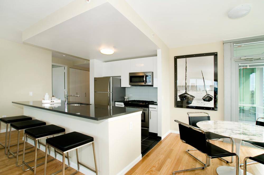  NO FEE!!! Long Island City Luxury 2 BR /2 bath ,Balcony, East River view, Washer and Dryer in the unit