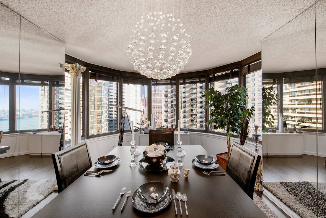 A MUST see spacious one bedroom on the 26th floor, with city and river open views