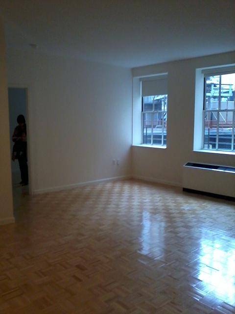 1200 SQUARE FEET/3BEDROOMS,2BATHROOMS/ON BROWADWAY/4,5 TRAINS/CORNER UNIT/AMAZING