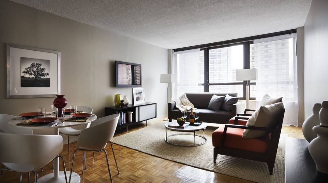 Massive 2 Bedrooms, 2 Bathrooms in the Upper East Side. Windowed Kitchen with Caesear Stone Counter tops, Stainless Steel Appliances, Hardwood Flooring, and a Large living Room for Entertaining. Over 1400 Sg.Ft.